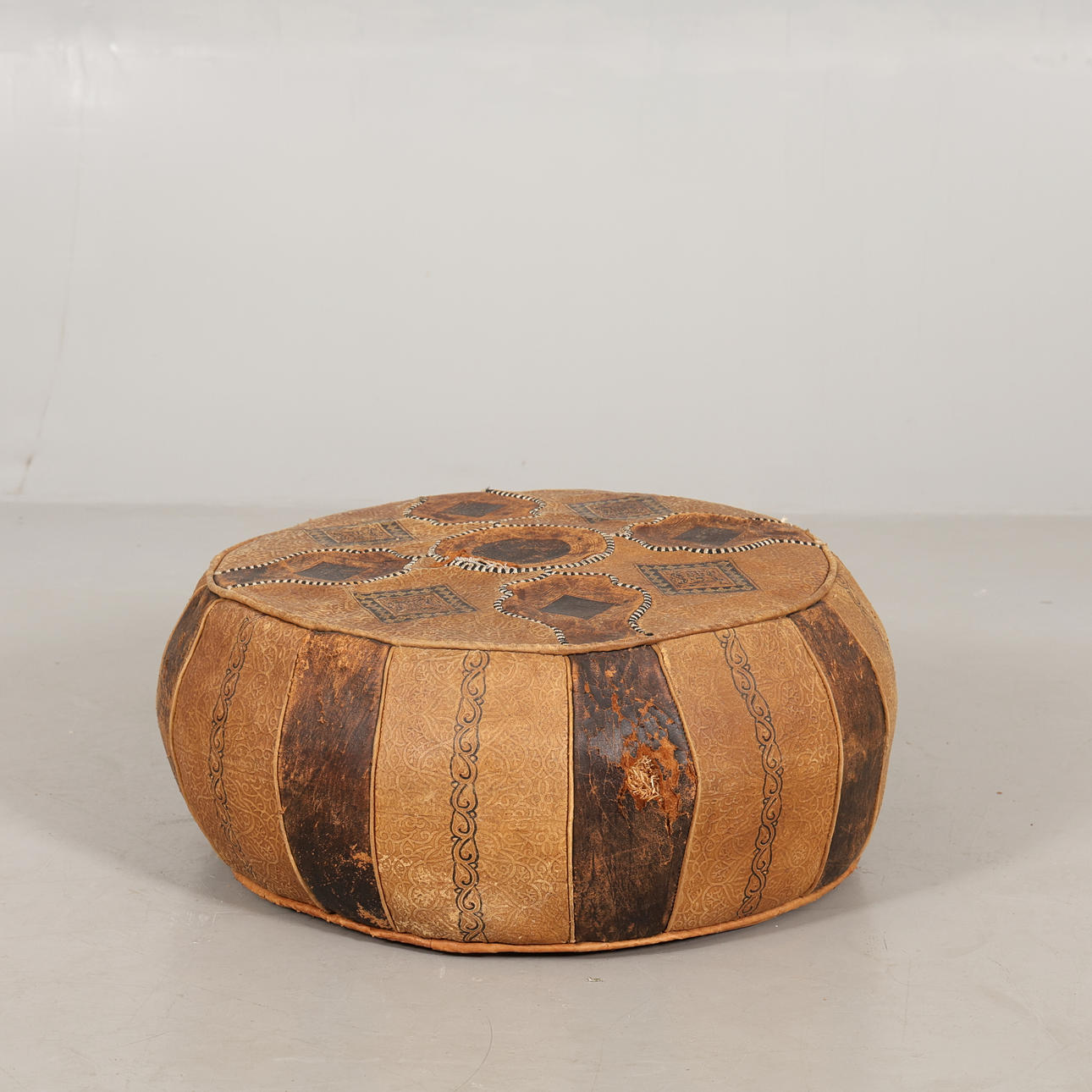 SEAT CUSHION, LEATHER.