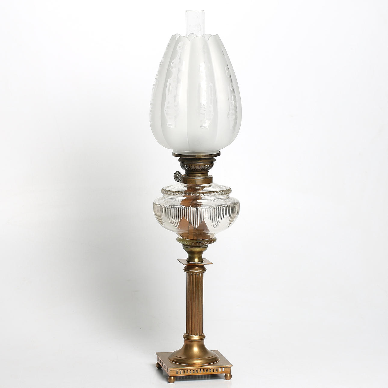 BORDSFOTOGENLAMPA, mässing och glas, omkring sekelskiftet 18/1900.