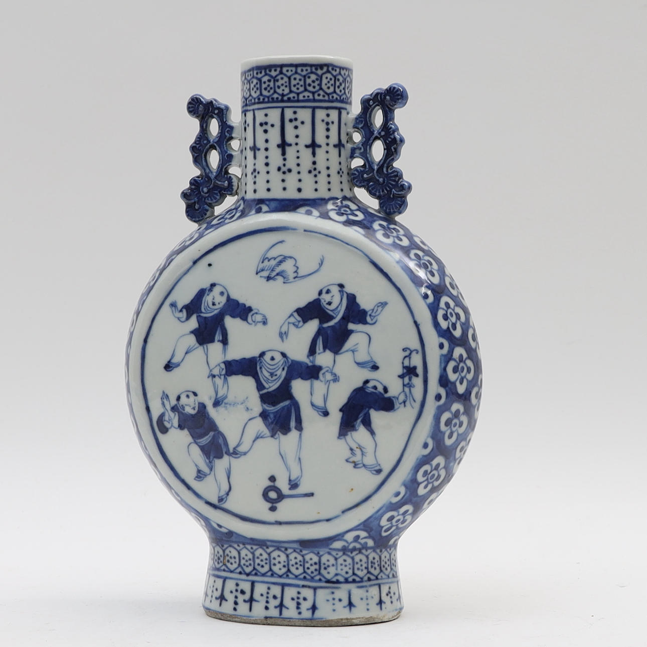 A Chinese pilgrim bottle, 19th century.