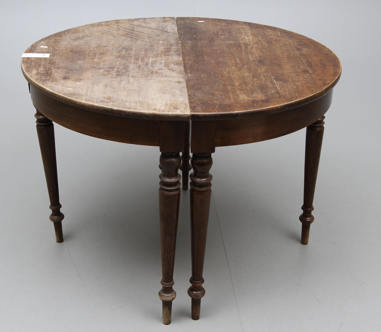 BORD, 2-halvigt C:a 1900.