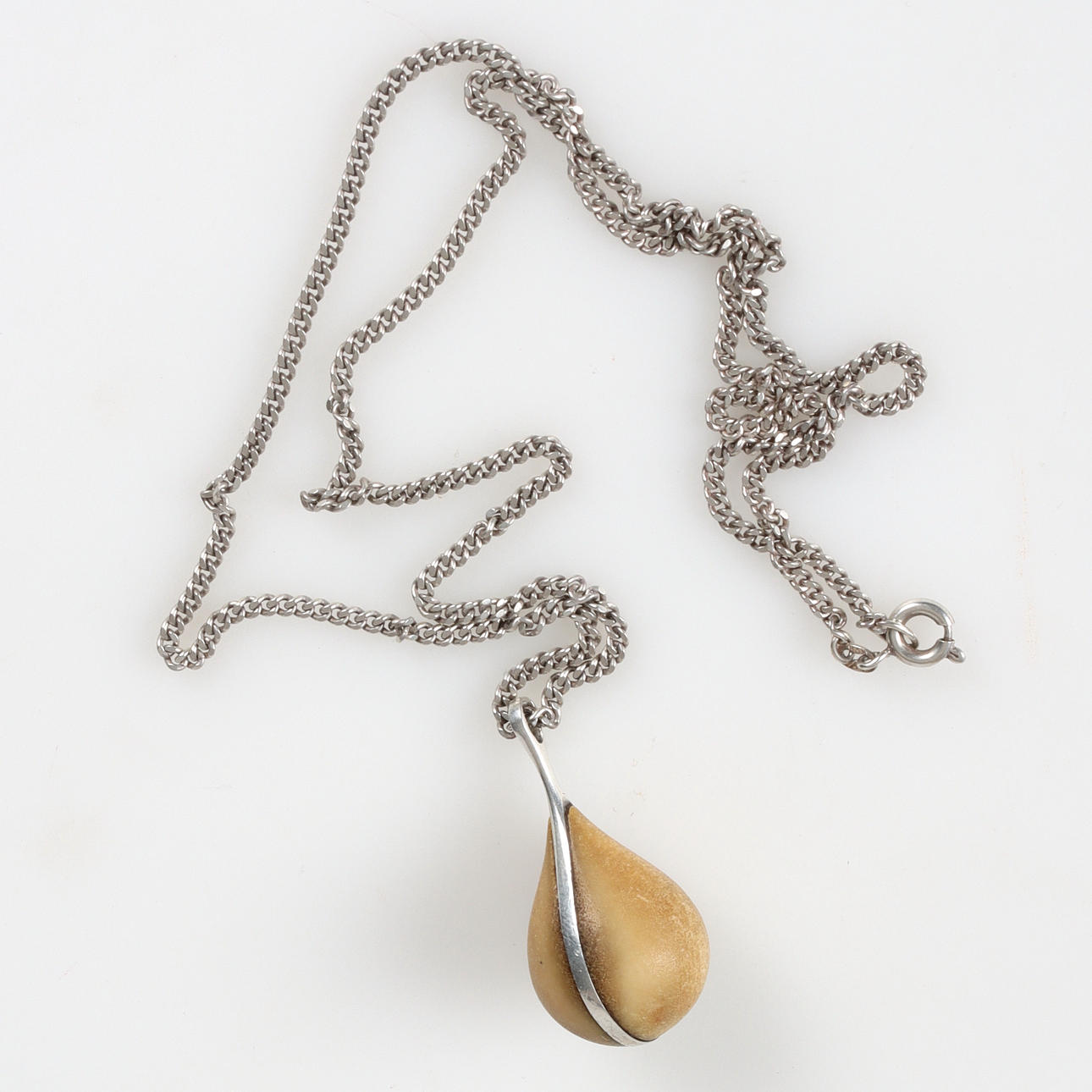 ESSE POGGATS. Hänge, silver och renhorn, signerad.