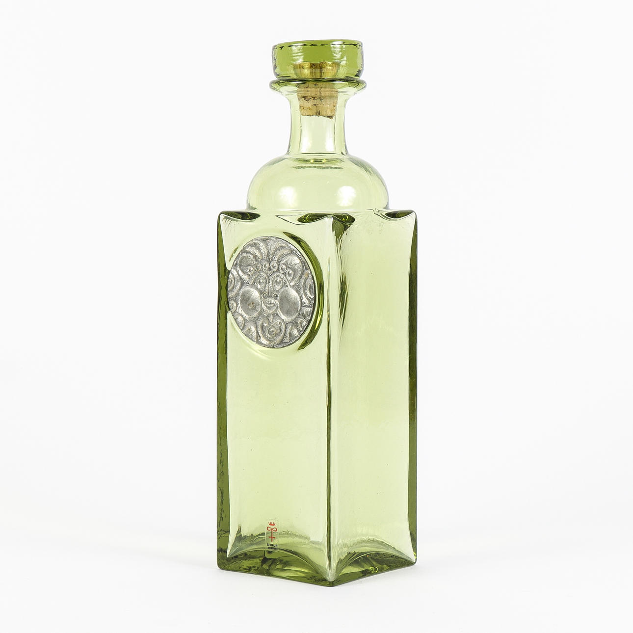 LARS HELLSTEN. Decanter with tin medallion, Skrufs Glasbruk.