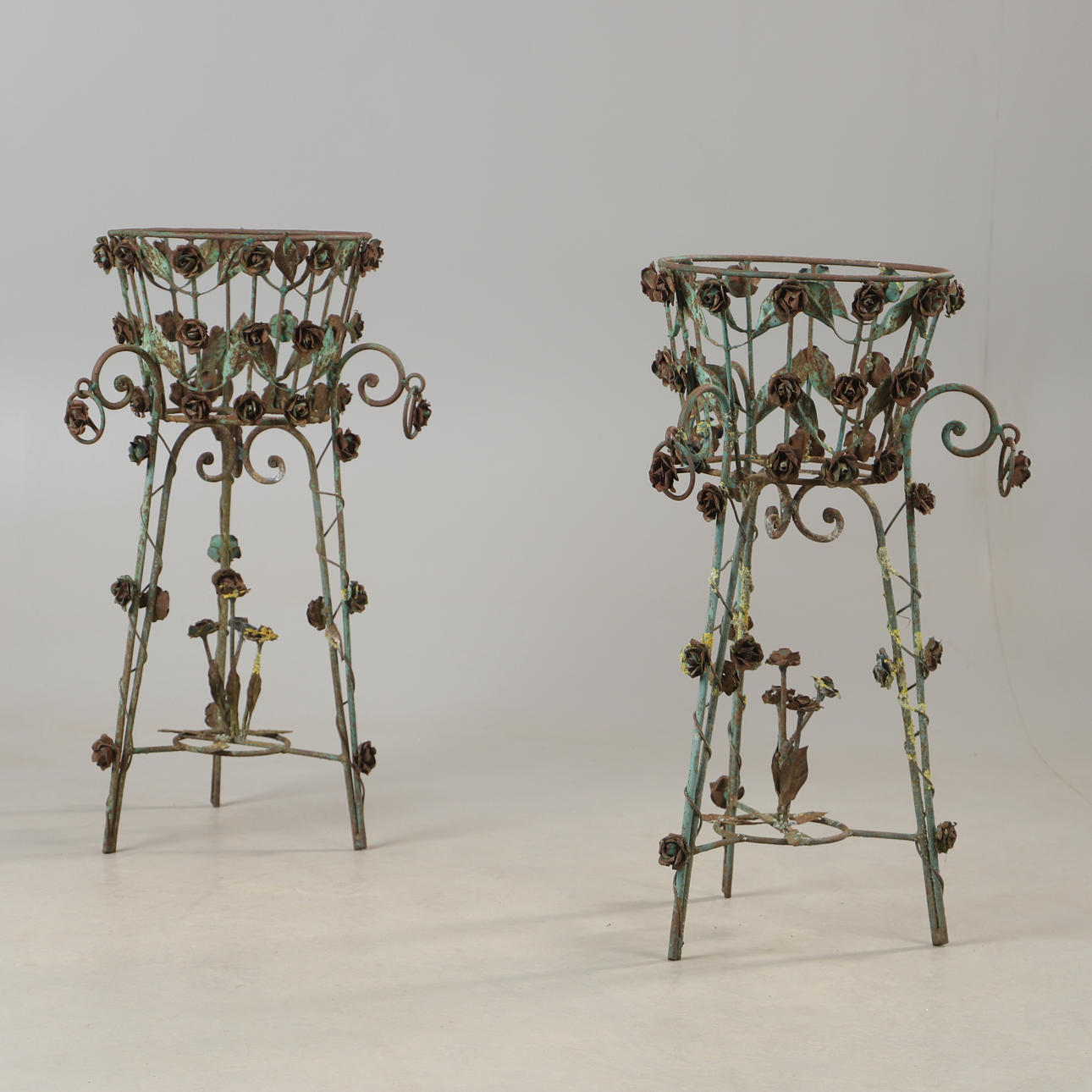 FLOWER PEDESTALS, 1 pair, metal, 1900/2000s.