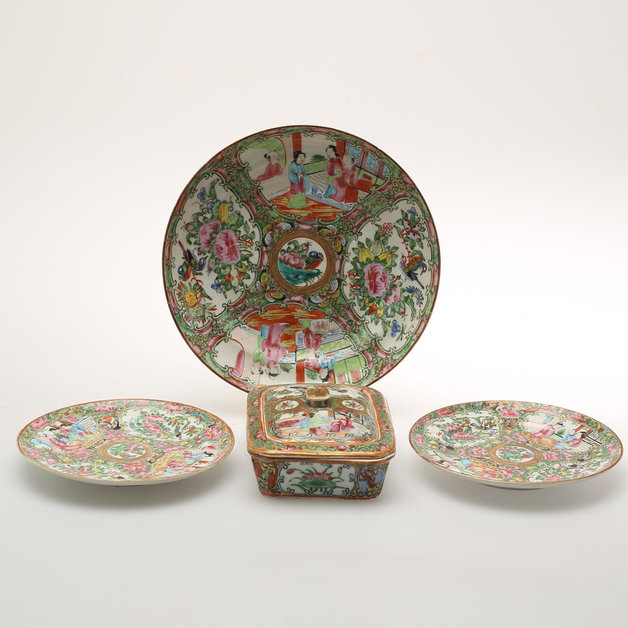 TALLRIKAR, 3 st. LOCKASK. Porslin, Kanton, Kina.