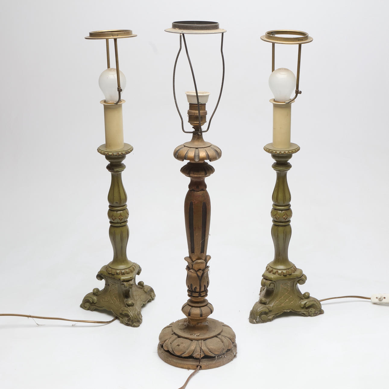 BORDSLAMPOR, 2+1, bemålat trä, 1900-tal.