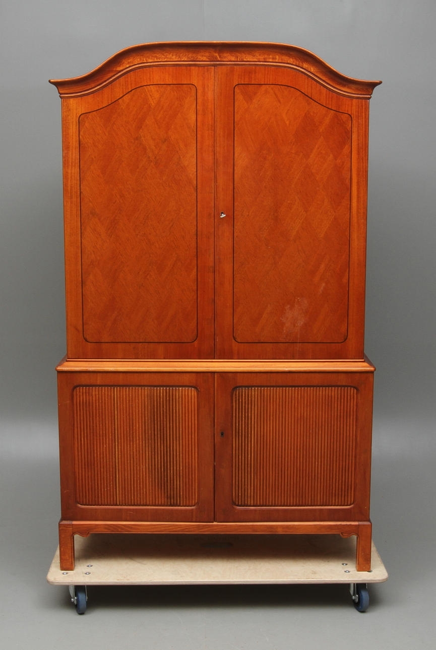 SKÅP, gustaviansk stil, 1900-tal.