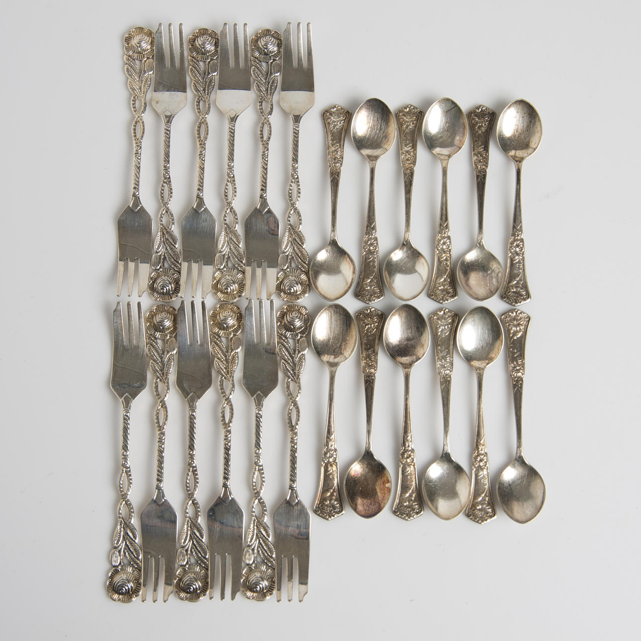 TÅRTGAFFLAR SAMT KAFFESKEDAR, nysilver.