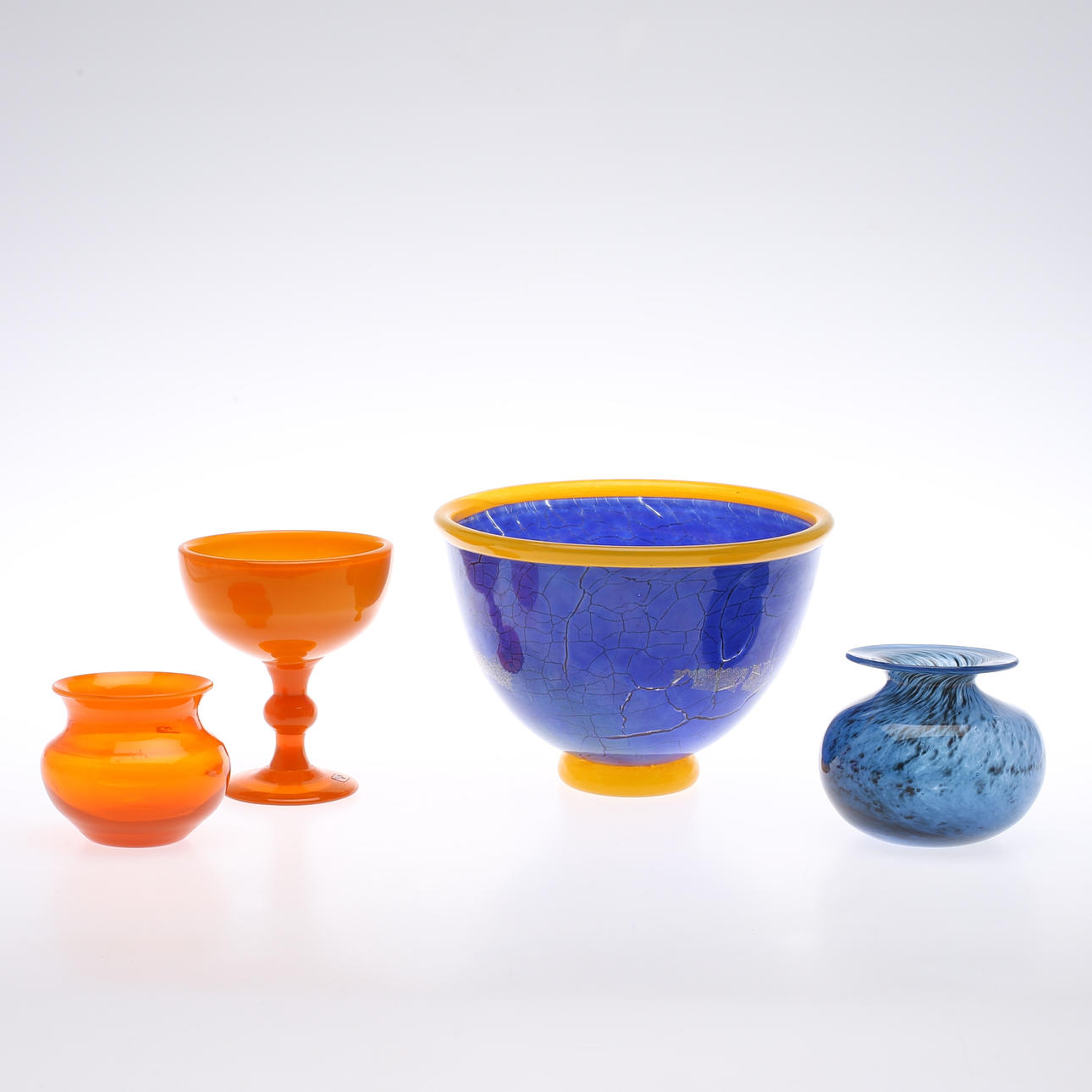 PARTI GLASFÖREMÅL, 4 delar, bl, a Erik Höglund & Bertil Vallien Boda.