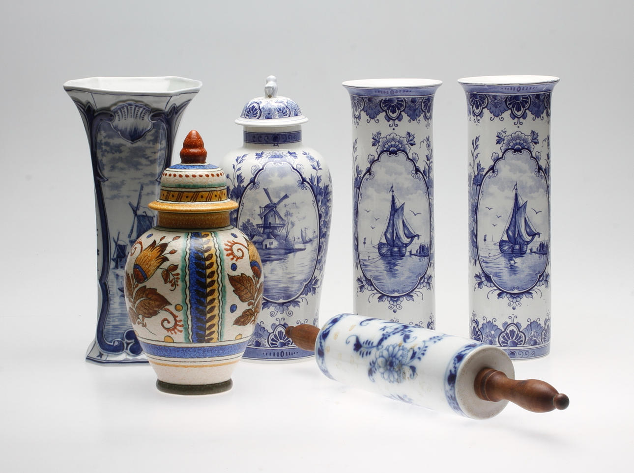 PORSLIN- och KERAMIKFÖREMÅL. 5 delar, Bland annat Gouda och Delft, 18/1900-tal.