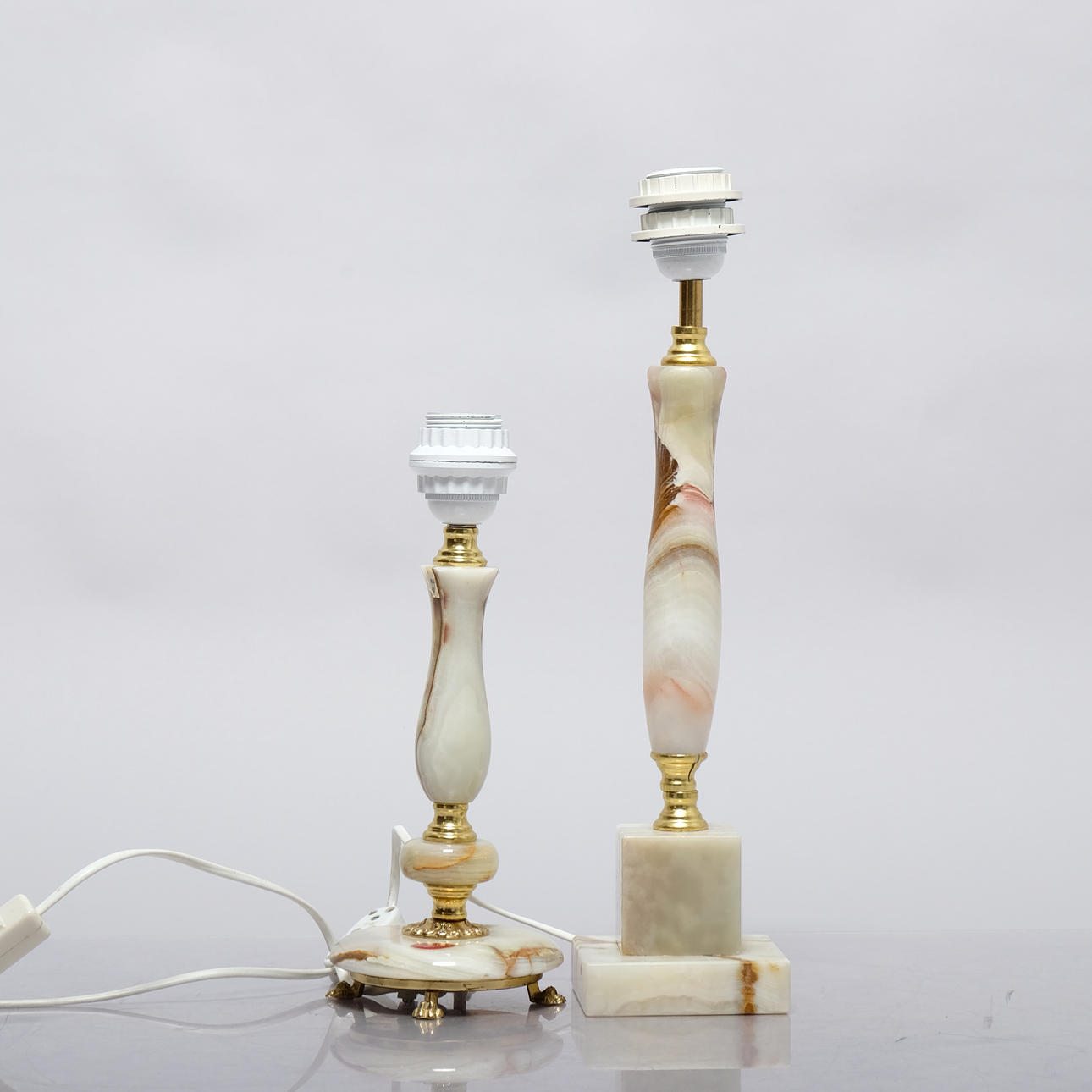 BORDSLAMPOR, Alabaster, 2 stycken.