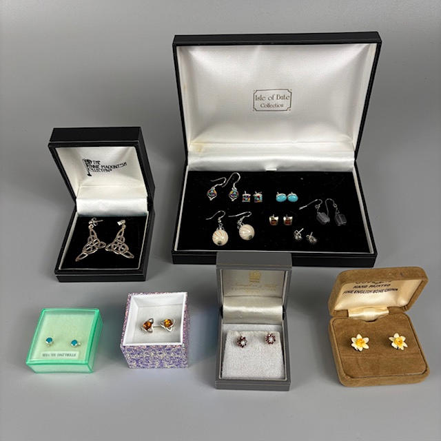 COLLECTION OF EARRINGS.