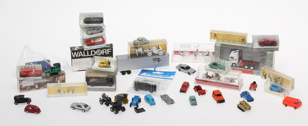 MODELLBILAR och TÅGTILLBEHÖR . PREISER, WALLDORF, ROSKOPF, EKO, IMU med flera. Cirka 40 delar.