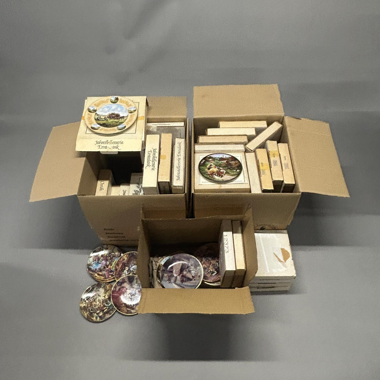A LARGE QUANTITY OF COLLECTOR'S PLATES. Ceramics & Porcelain - European ...