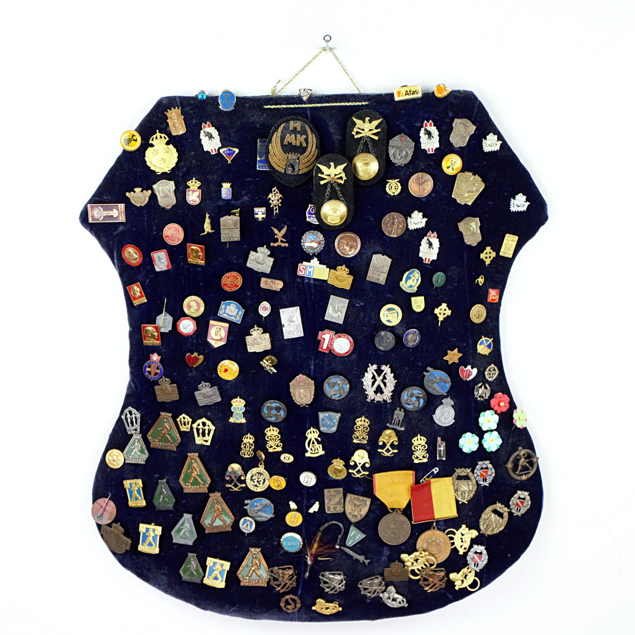 SKÖLD, ca 150 pins, 1900-tal.