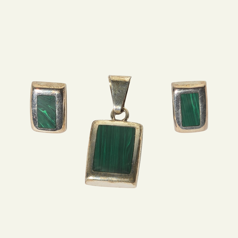 SILVER AND MALACHITE PENDANT AND EARRINGS.