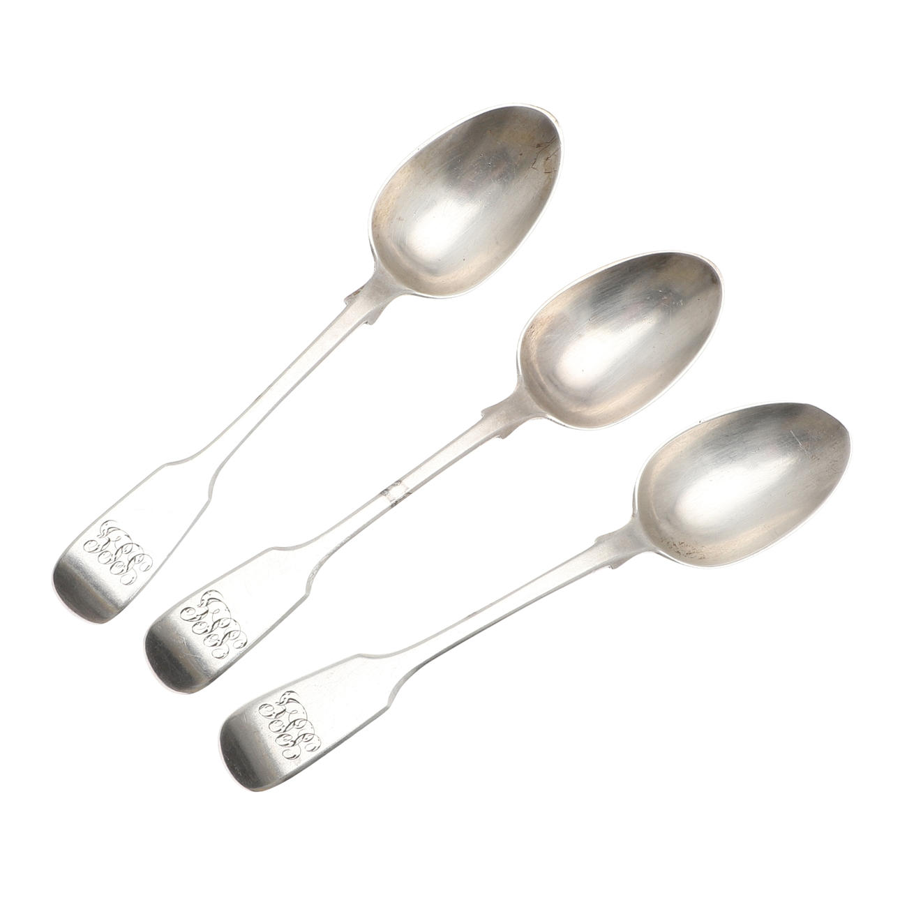 THREE VICTORIAN SILVER FIDDLE PATTERN TEASPOONS.