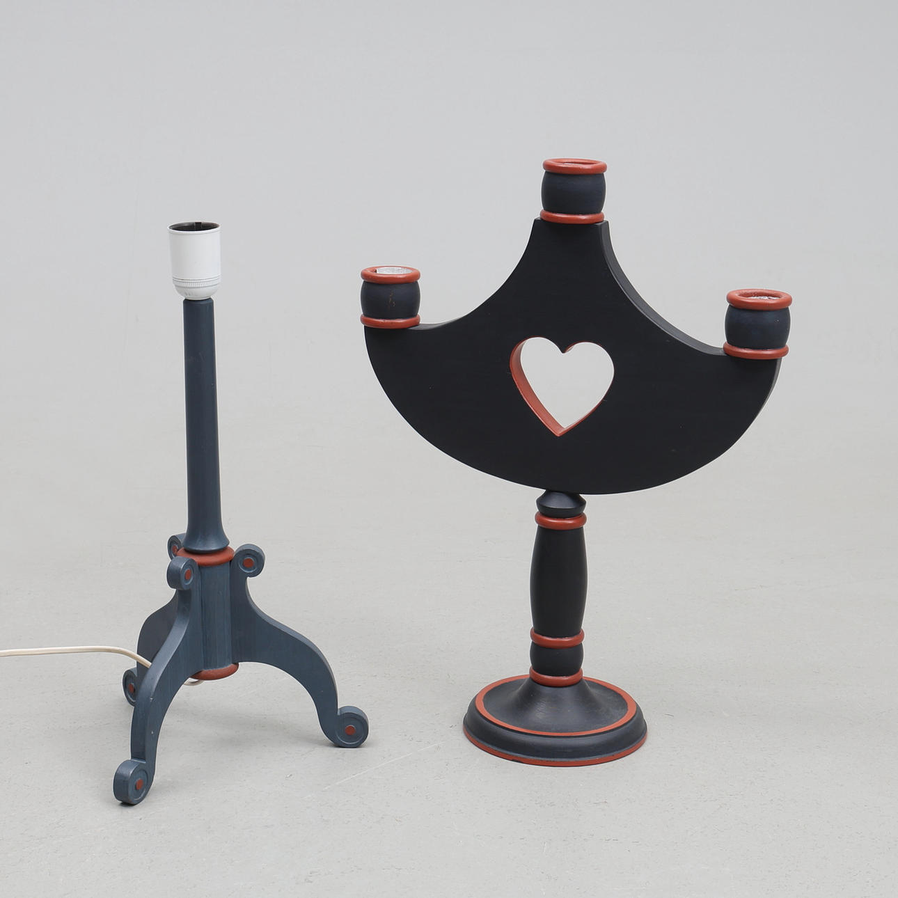 LAMPFOT & LJUSSTAKE, trä, bemålade, 1900-tal.