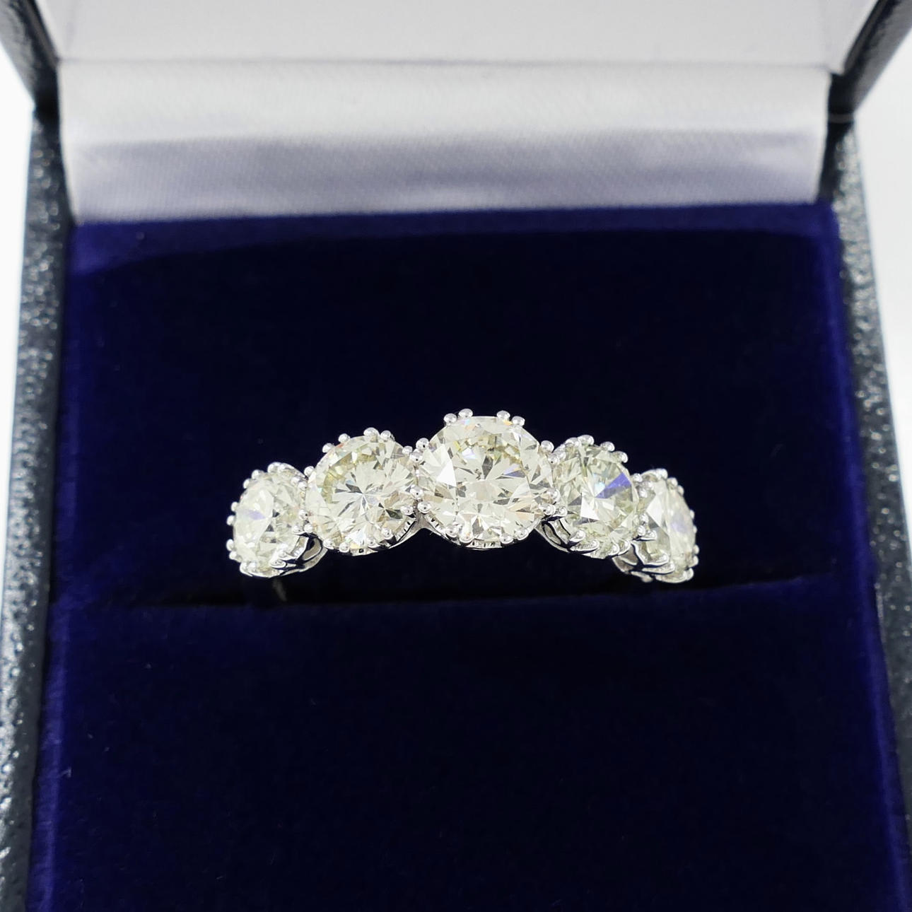 2.60CT DIAMOND 5-stone ring.