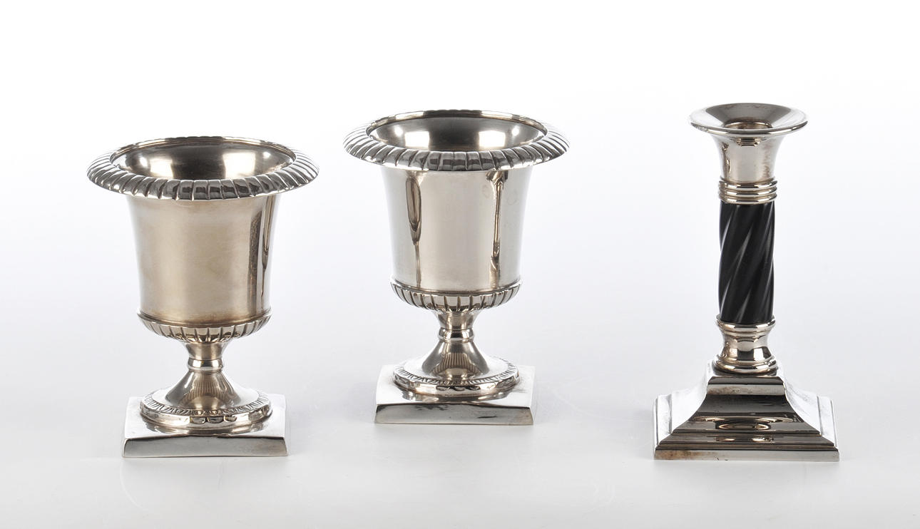 SILVERPLÄTERAD/SILVERPLÄTERAD. 1 par krater vaser, 1 ljusstake.