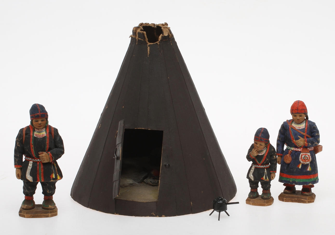 TRÄFIGURER 3 st sign Torborg Lindberg Karlsson samt KÅTA monogramsign SC samt dat 1944.