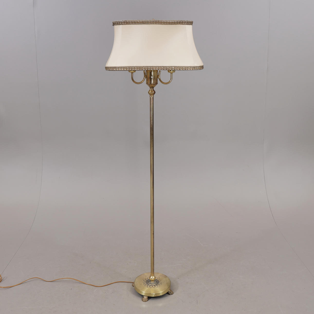 GOLVLAMPA, mässing, 1900-talets andra hälft.