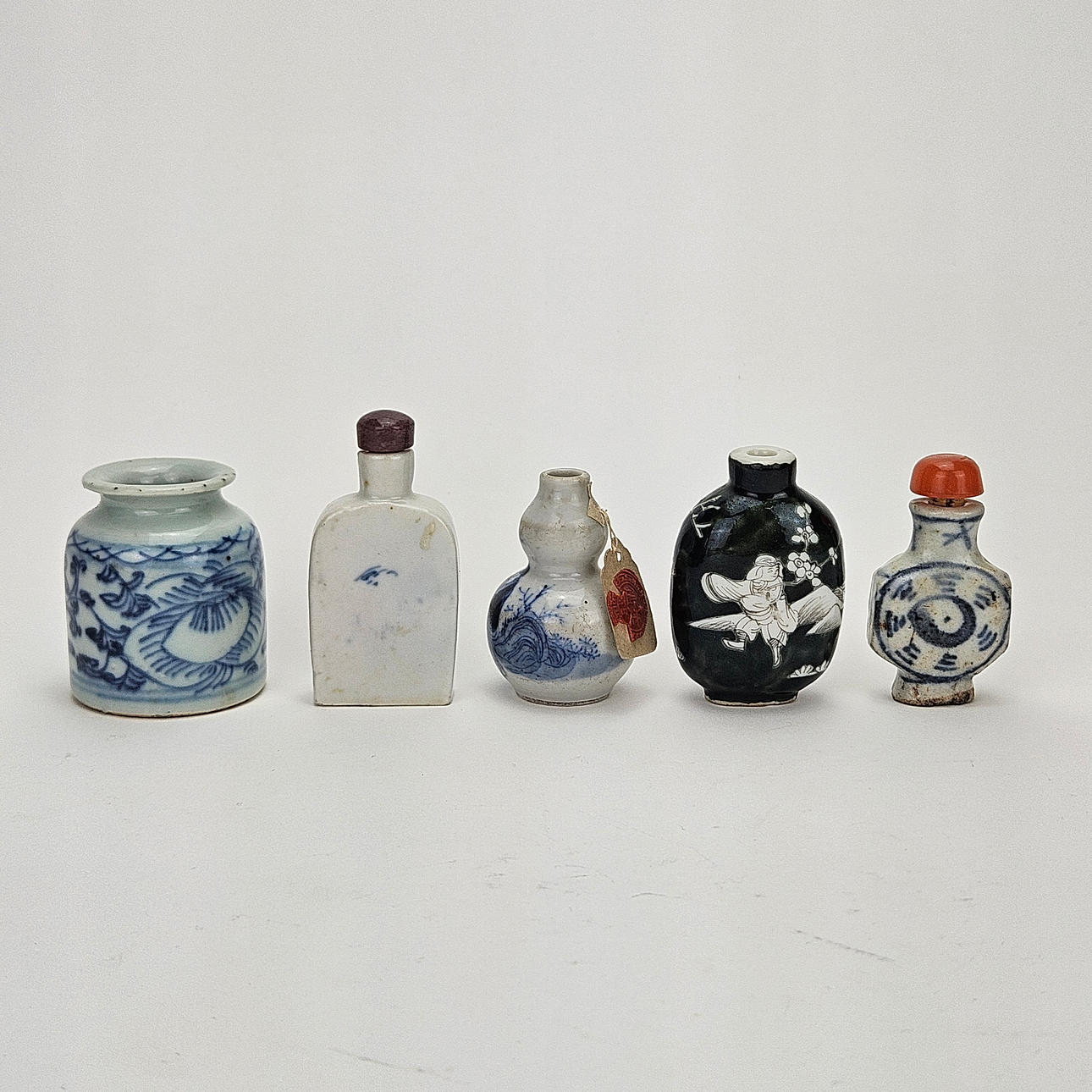 VASER OCH SNUSFLASKOR, 5 delar, porslin, Kina.