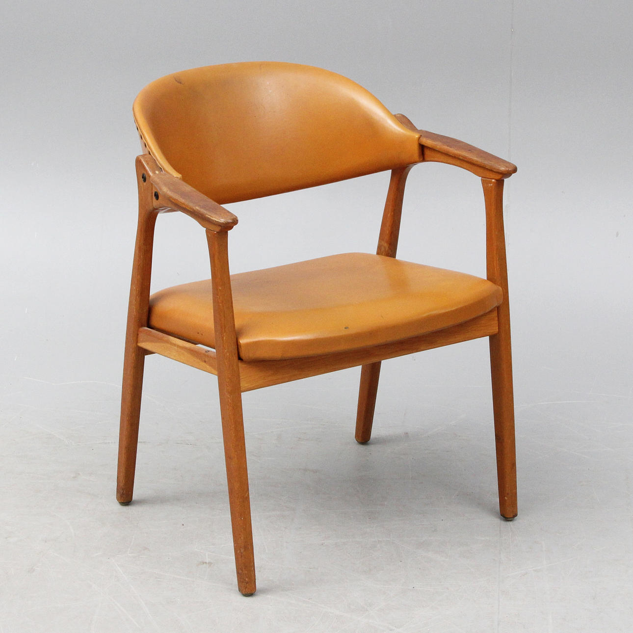 KARMSTOL, trä/skinnimitation.