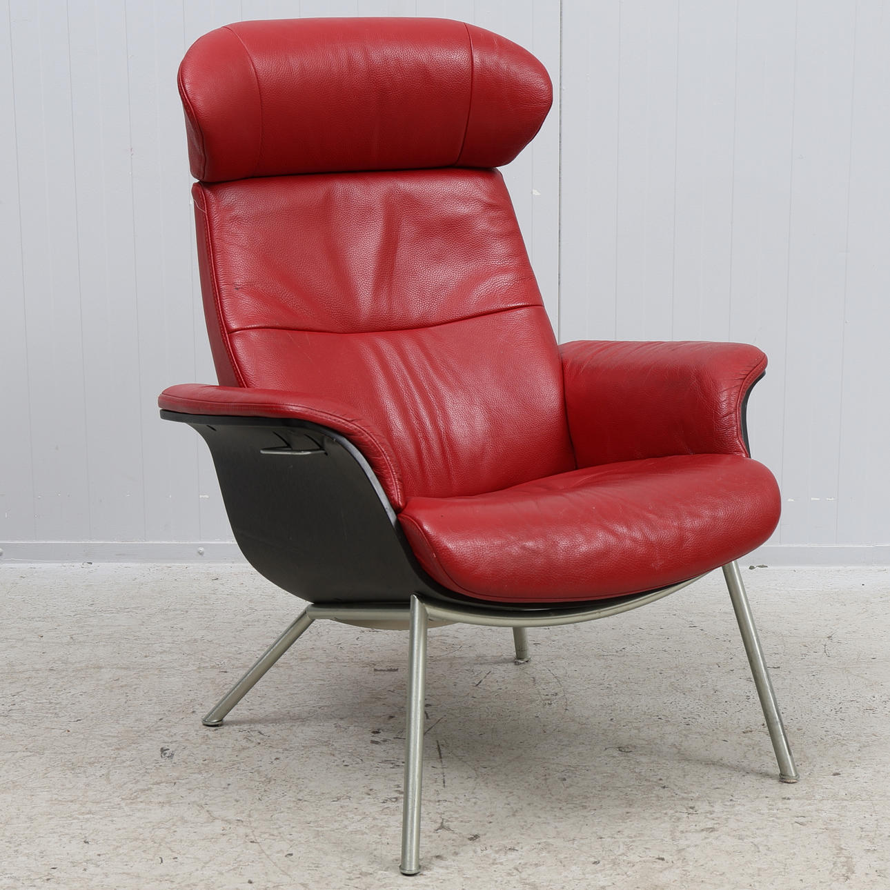 Armchair, “Timeout”, red leather, Conform.