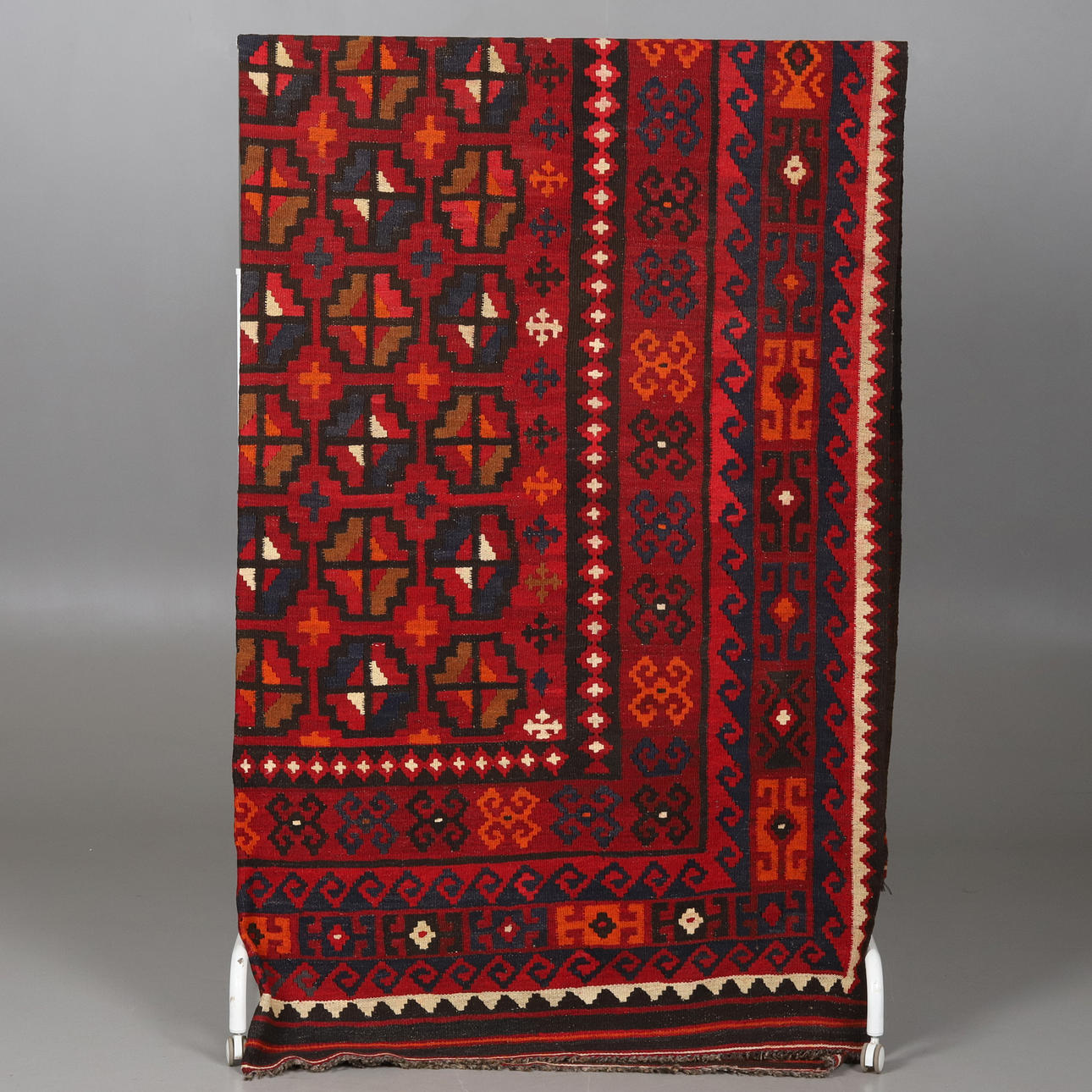 PAKISTANI CARPET. HAND-KNOTTED.