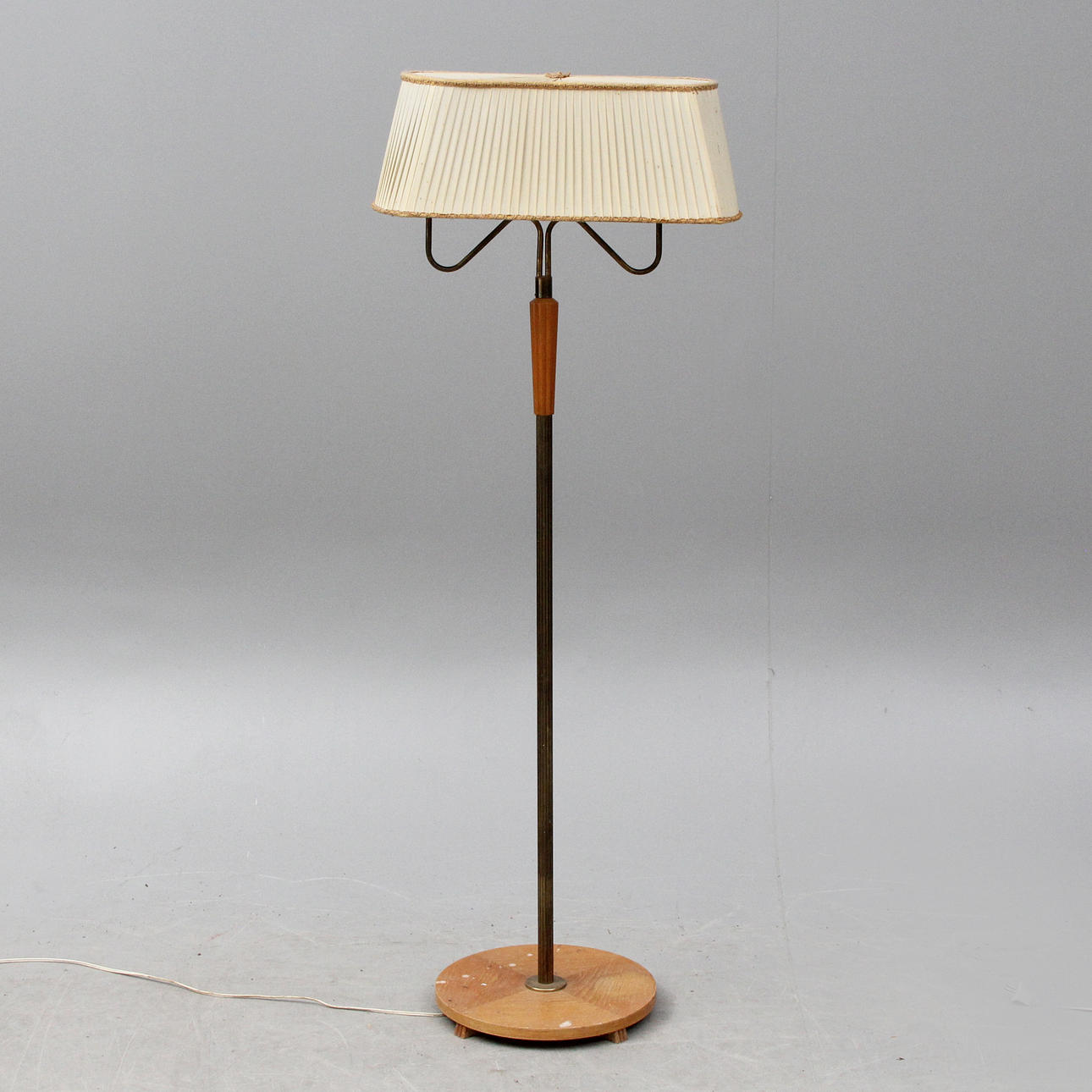 GOLVLAMPA, metall/trä, ca 1950.