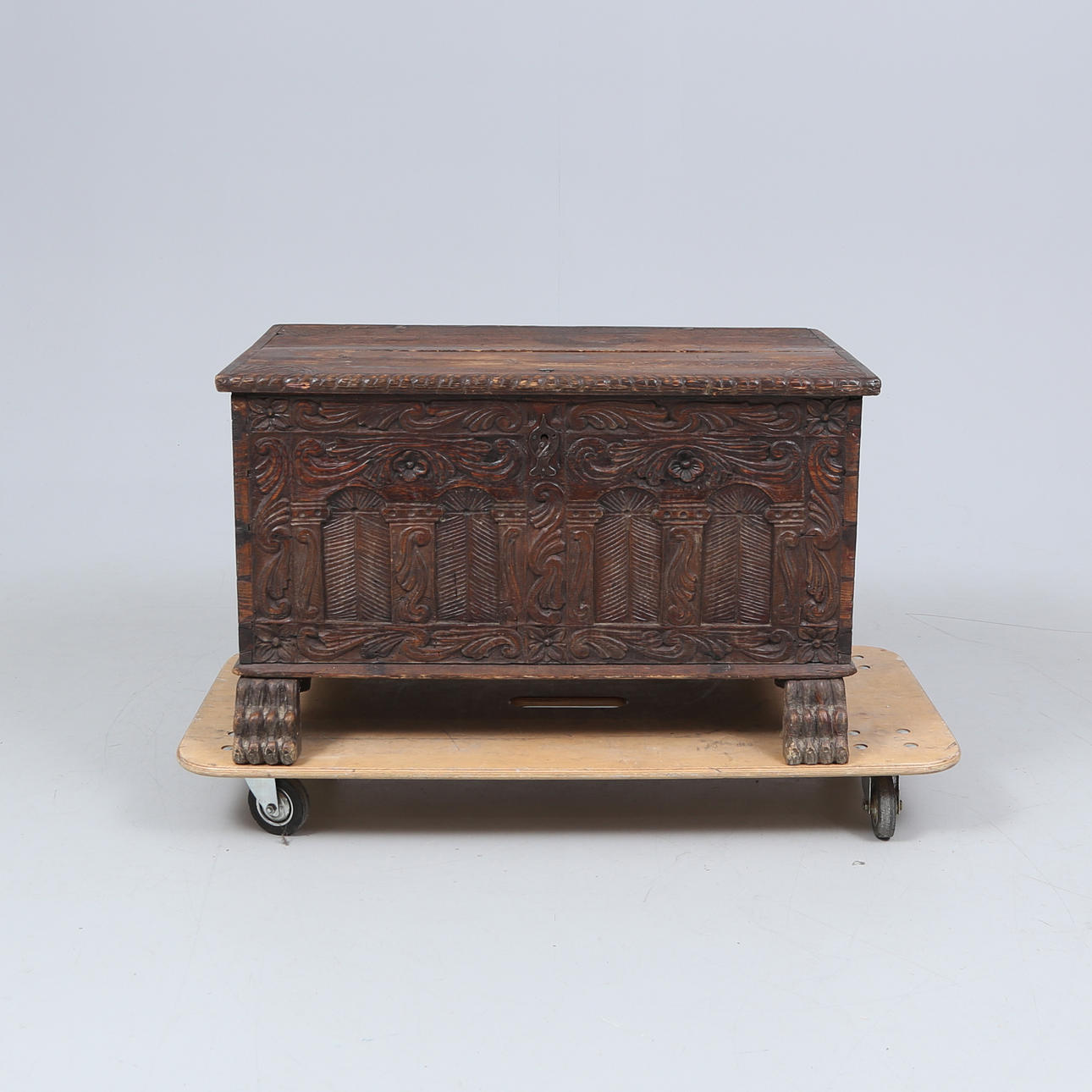 CASSONE, 1700-tal, skuren dekor.