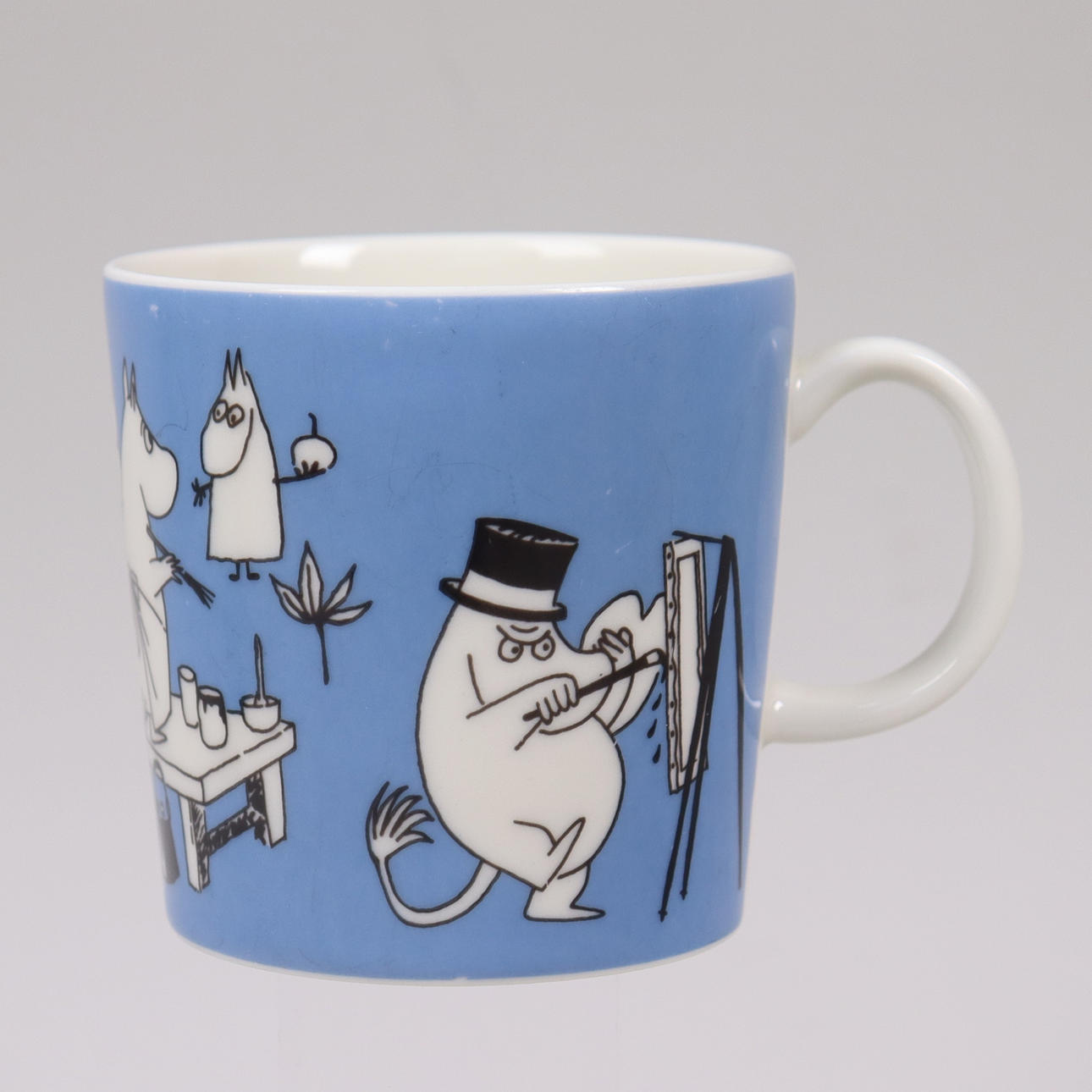 MUMINMUGG, "Mugg blå, Målande Mumin", Arabia, 1990-1996.