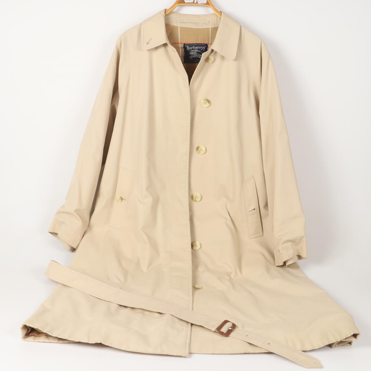 TRENCH COAT, Burberry, England.
