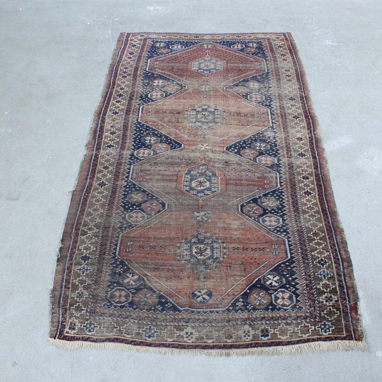 Persian carpet, wool on wool, 194 x 105 cm.