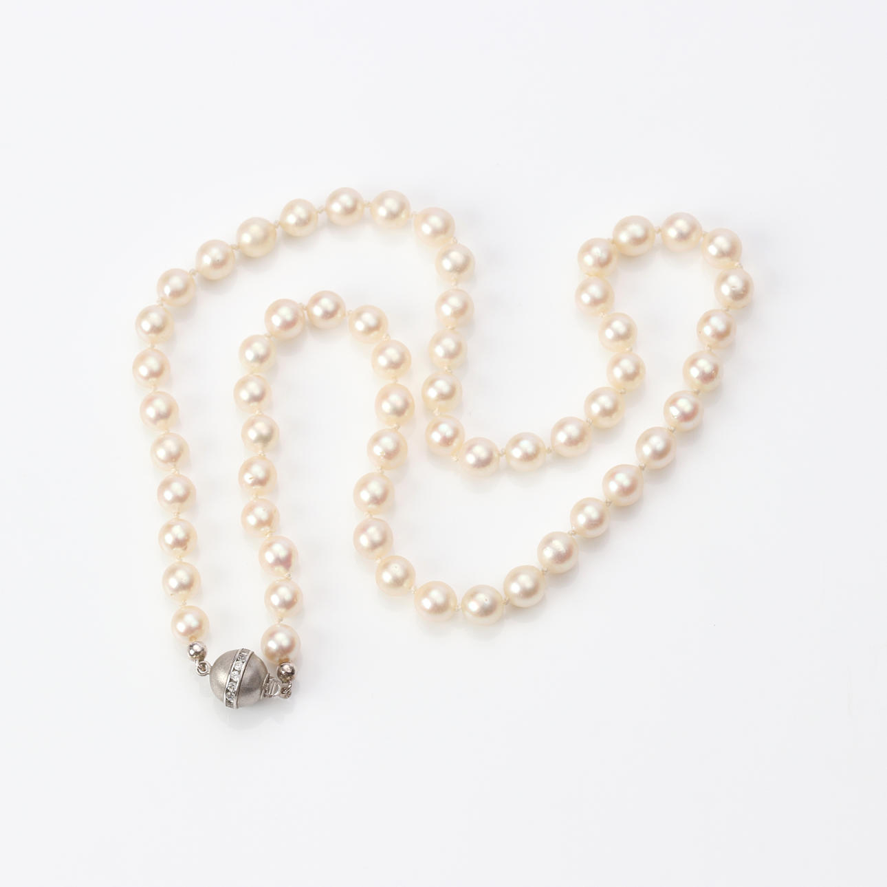 PÄRLCOLLIER. Odlade pärlor, lås i sterlingsilver.