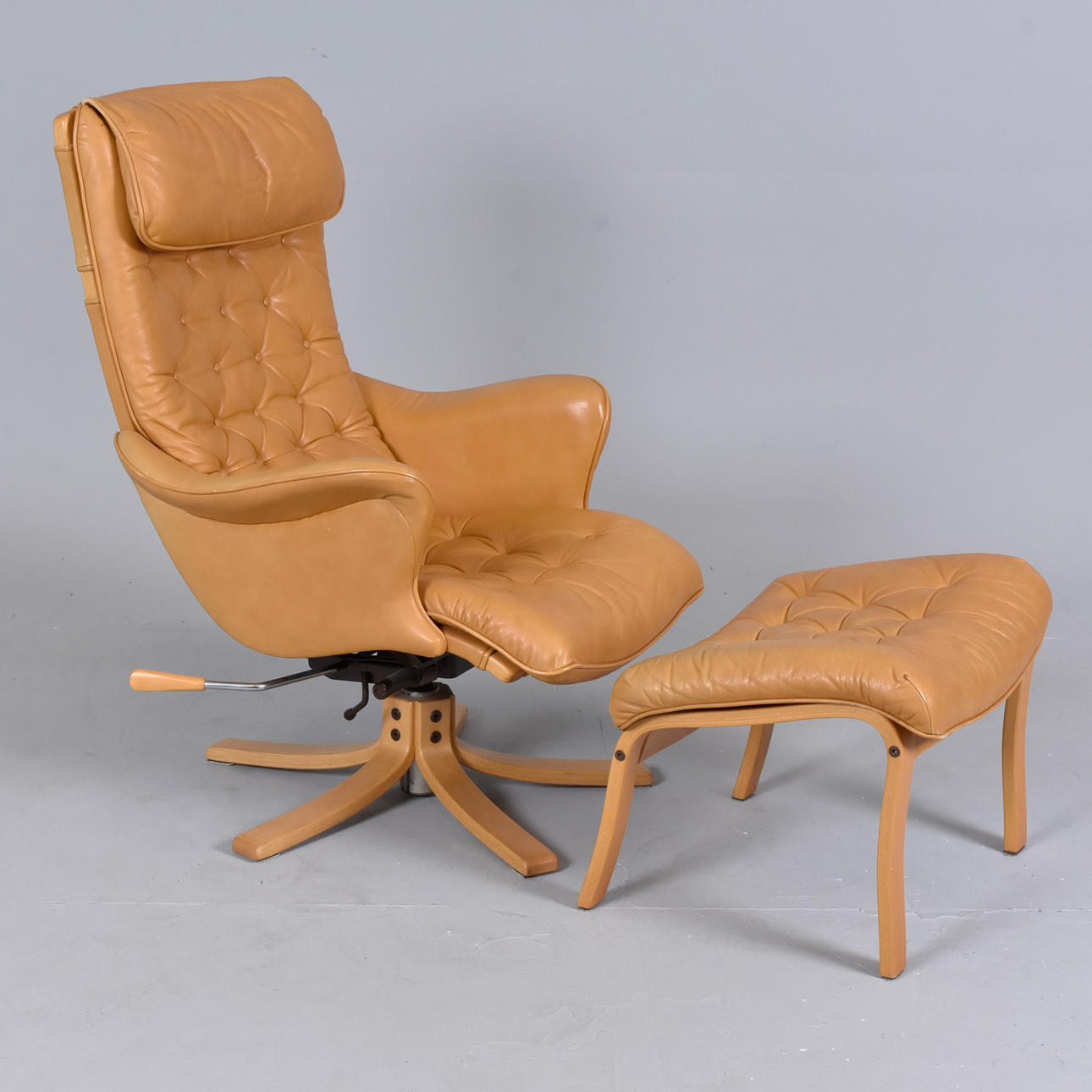 GUSTAV AXEL BERG. Snurrfåtölj med fotpall, skinn, Bröderna Andersson, Ekenässjön.