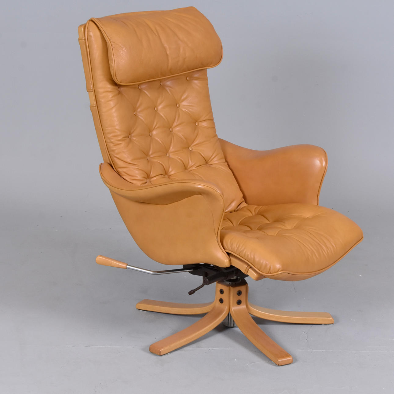 GUSTAV AXEL BERG. Snurrfåtölj, skinn,Bröderna Andersson, Ekenässjön.