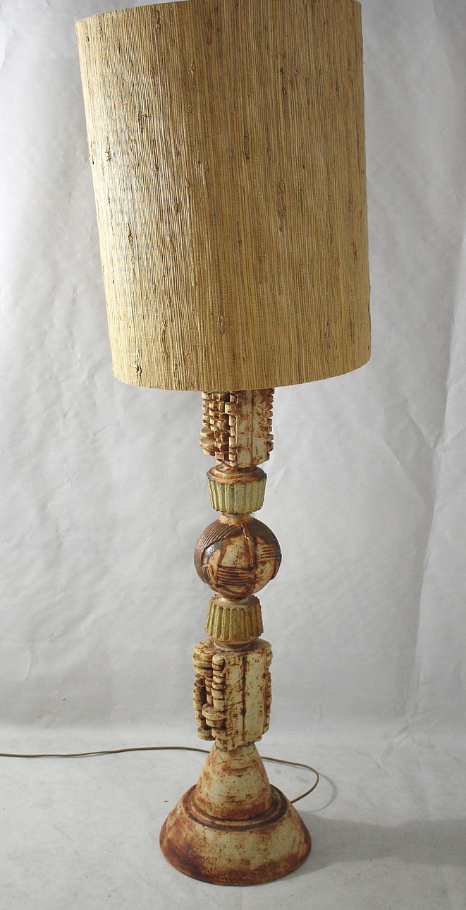 BERNARD ROOKE. Golvlampa, Chamotterat stengods, totempåle 1960-tal.