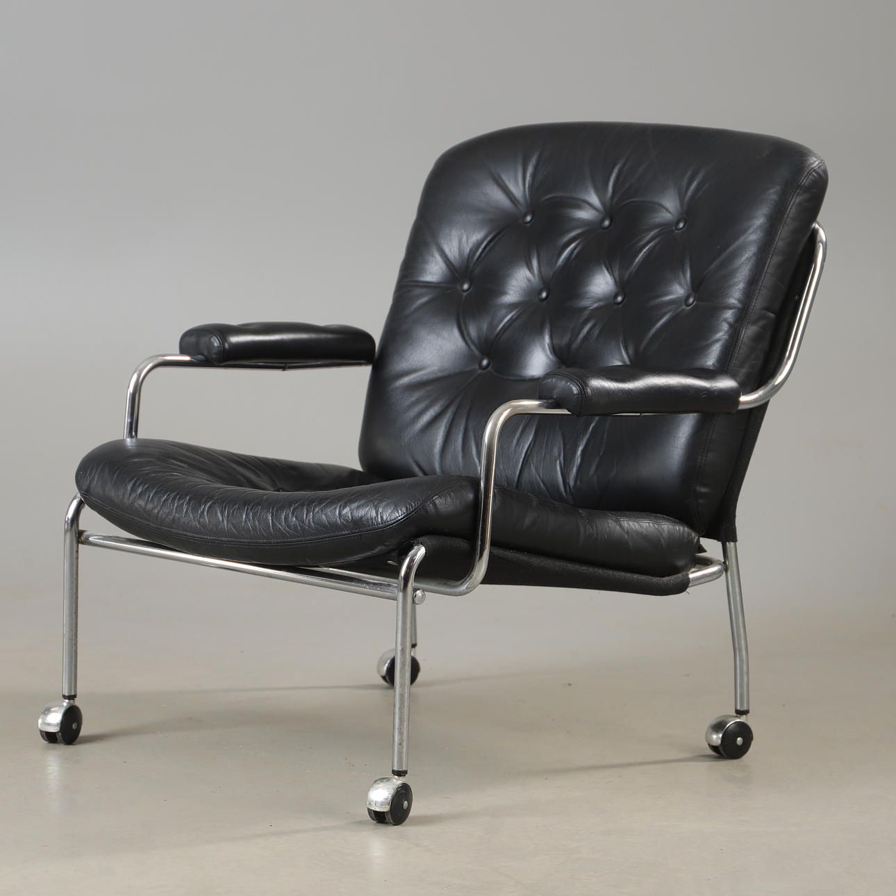 PETHRUS LINDLÖF. Fåtölj, "Åsa", svart skinnklädsel med kromad stomme, Lindlöfs Möbler, Lammhult.