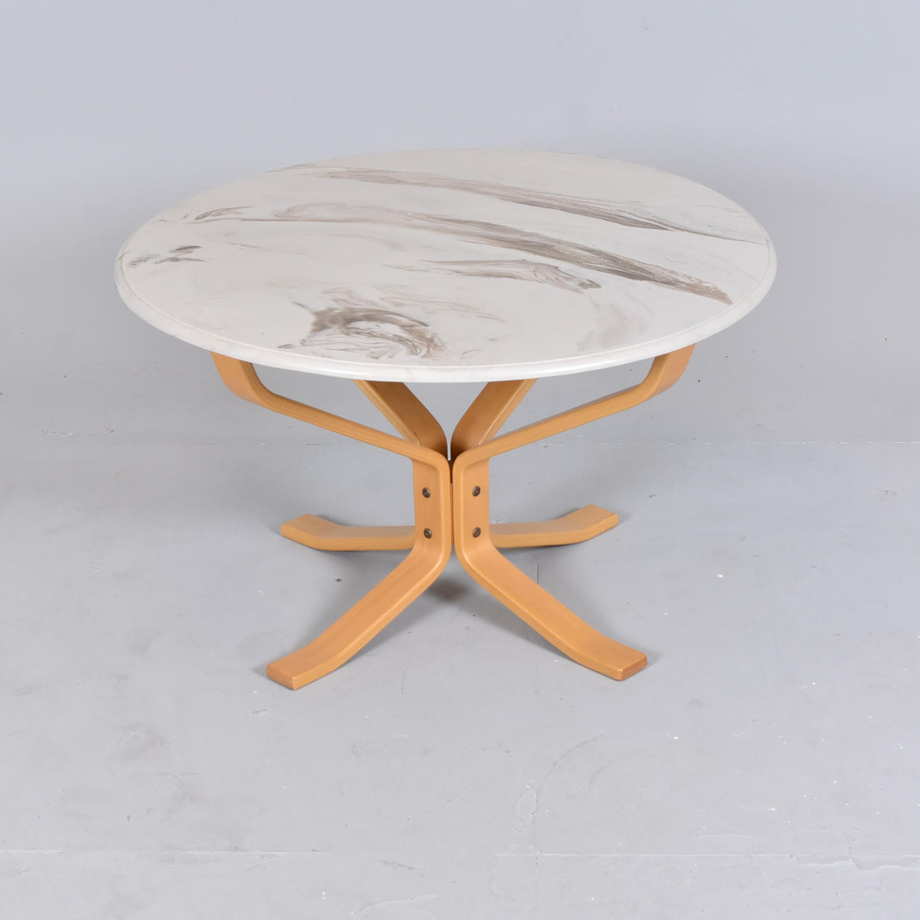 GUSTAV AXEL BERG. Soffbord med skiva i konststen, Bröderna Andersson, Ekenässjön.