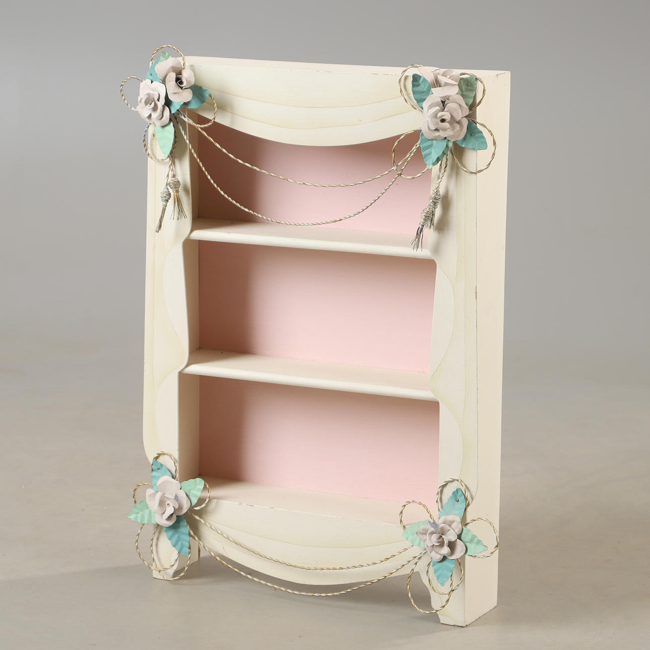 VÄGGHYLLA, målad trä, 2000-tal.