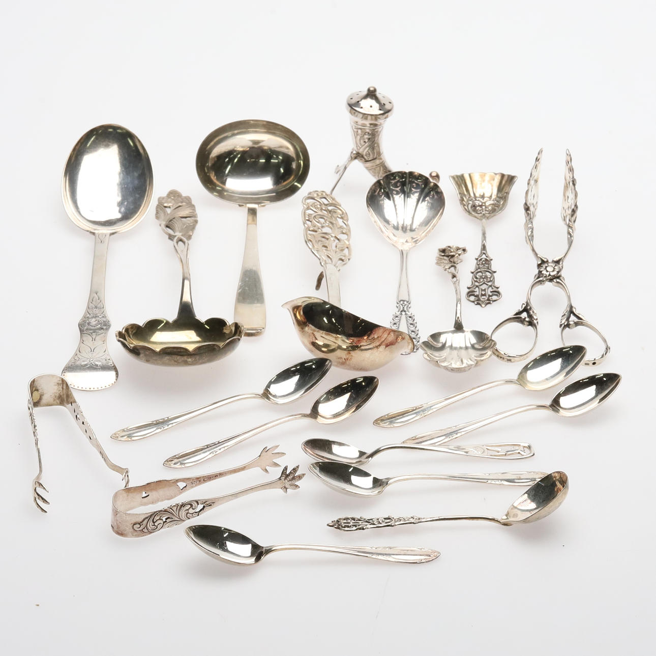 SILVER. POST DIVERSE MATBESTICK SAMT ETT SALTKAR.