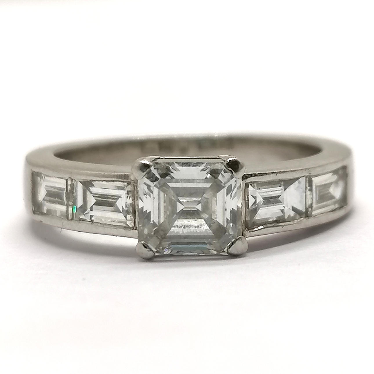 *PLATINUM DIAMOND RING 1 EMERALD CUT + 4 BAGUETTES.