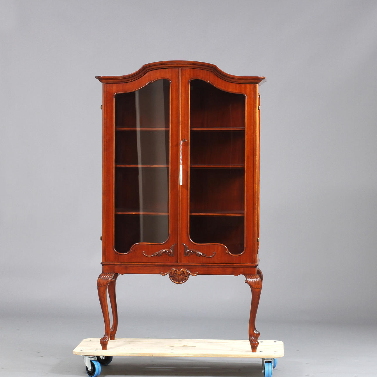 VITRINSKÅP, rokokostil, 1900-tal.