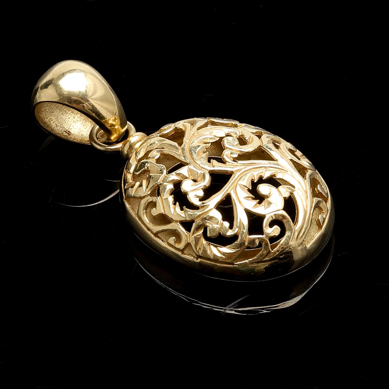 HÄNGSMYCKE. 18k guld. Vikt ca 5,3 gram.