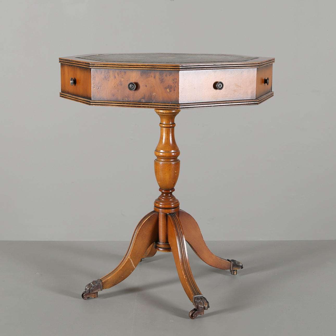 LAMPBORD i idegran med läderklädd skiva, engelsk stil 1900-tal.