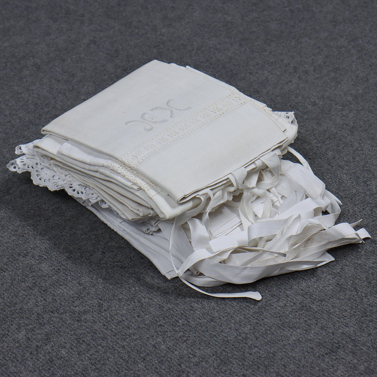 SAMLING ÖRNGOTT I LINNE, 1900-TAL.