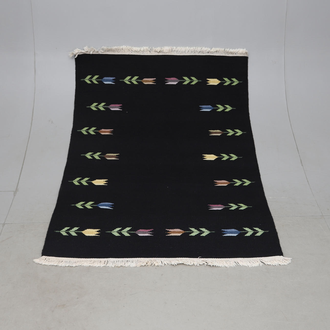 RUG, Yarn, wool, approx 185x138cm.