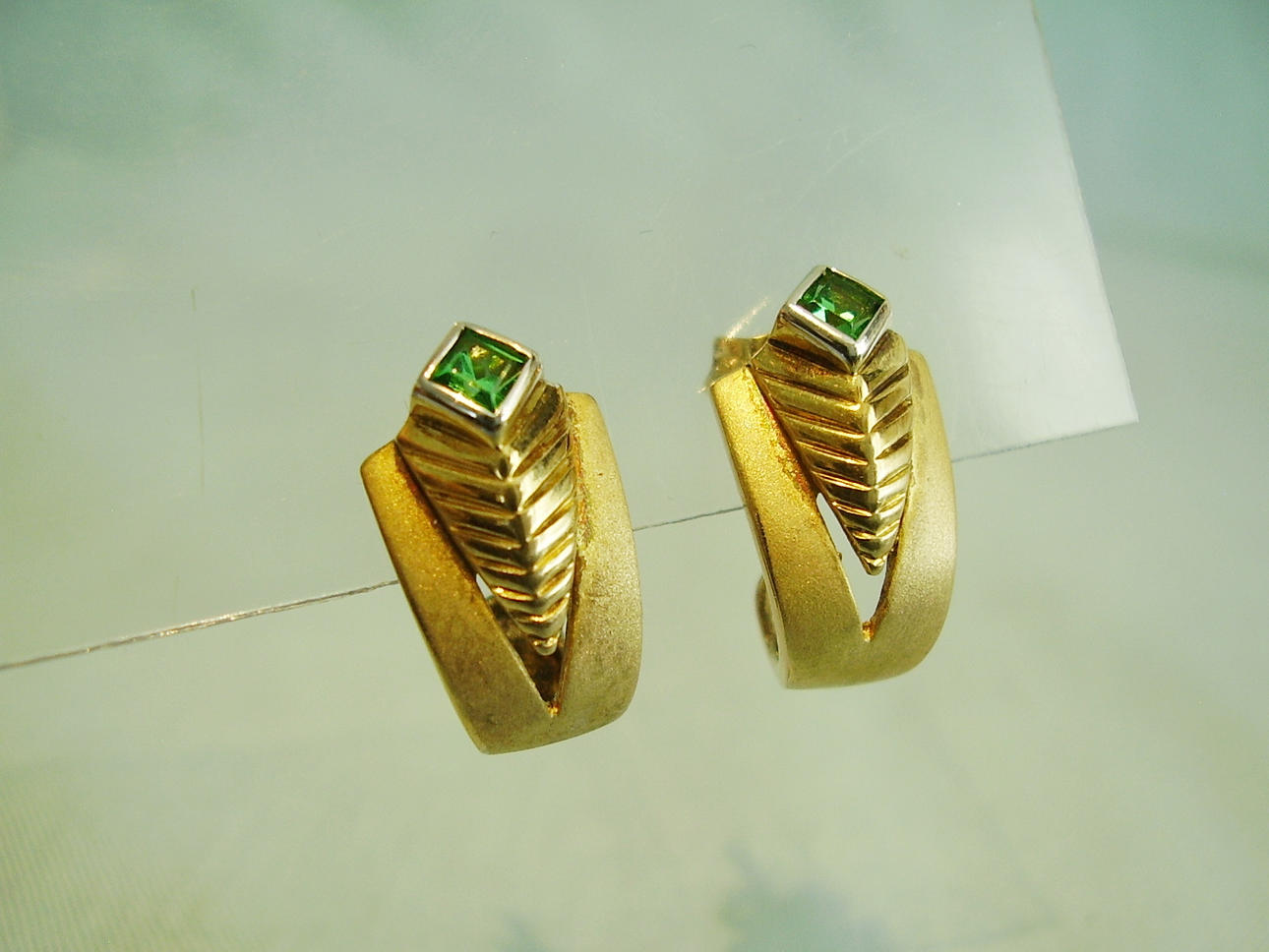 ÖRHÄNGEN SMARAGDGRÖN UTSMYCKNING STENAR.