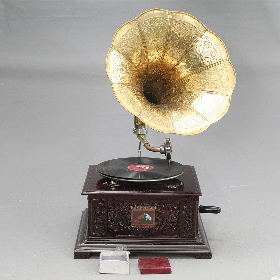 TRATTGRAMMOFON, trä, gulmetall, samtida.